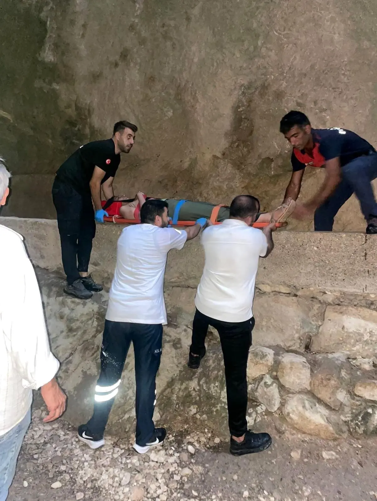 Hatay'da Tarihi Titus Tüneli'nde Düşen Vatandaş Kurtarıldı