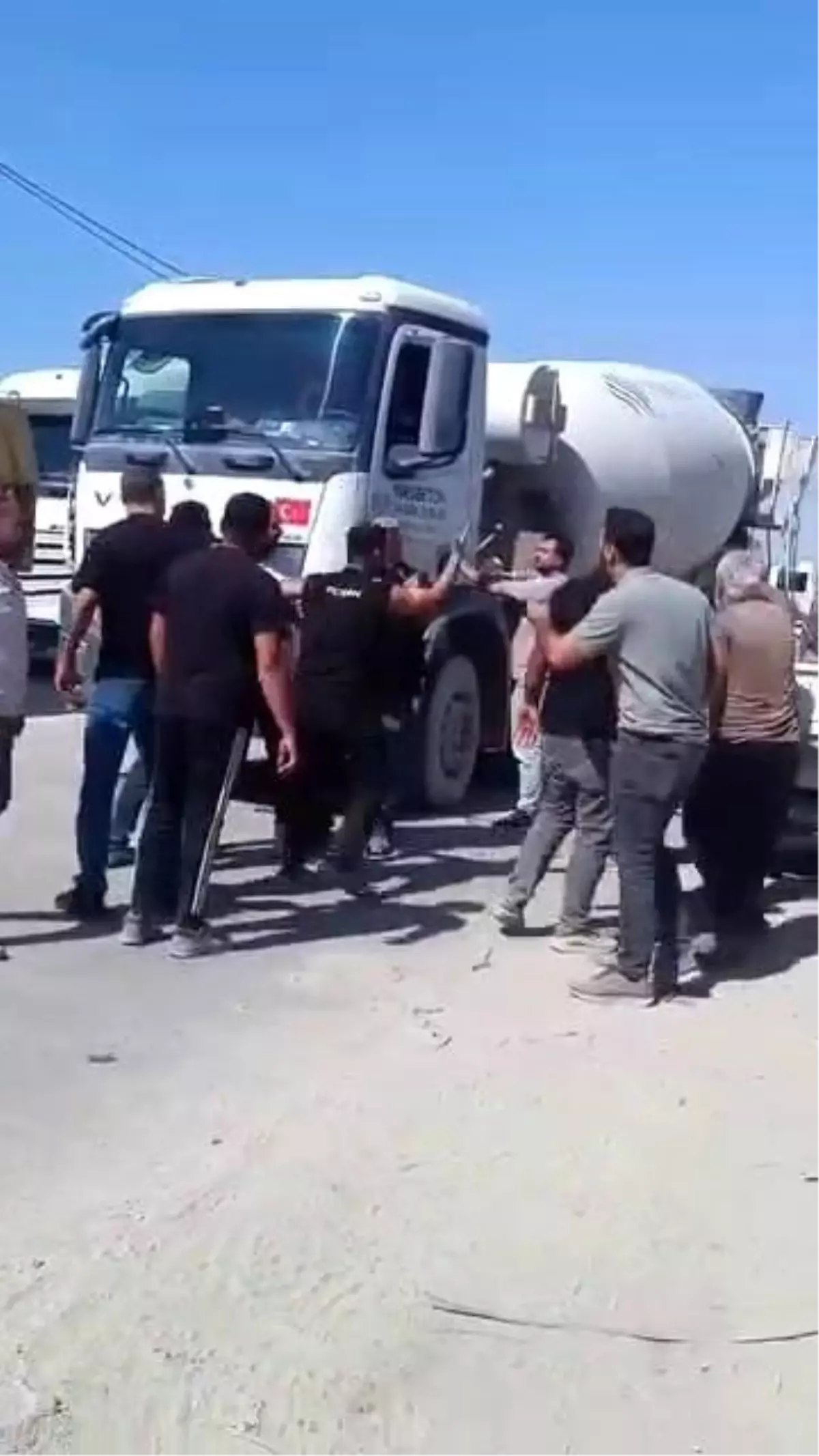 Hatay'da Trafik Tartışmasında Mikser Yumruklandı
