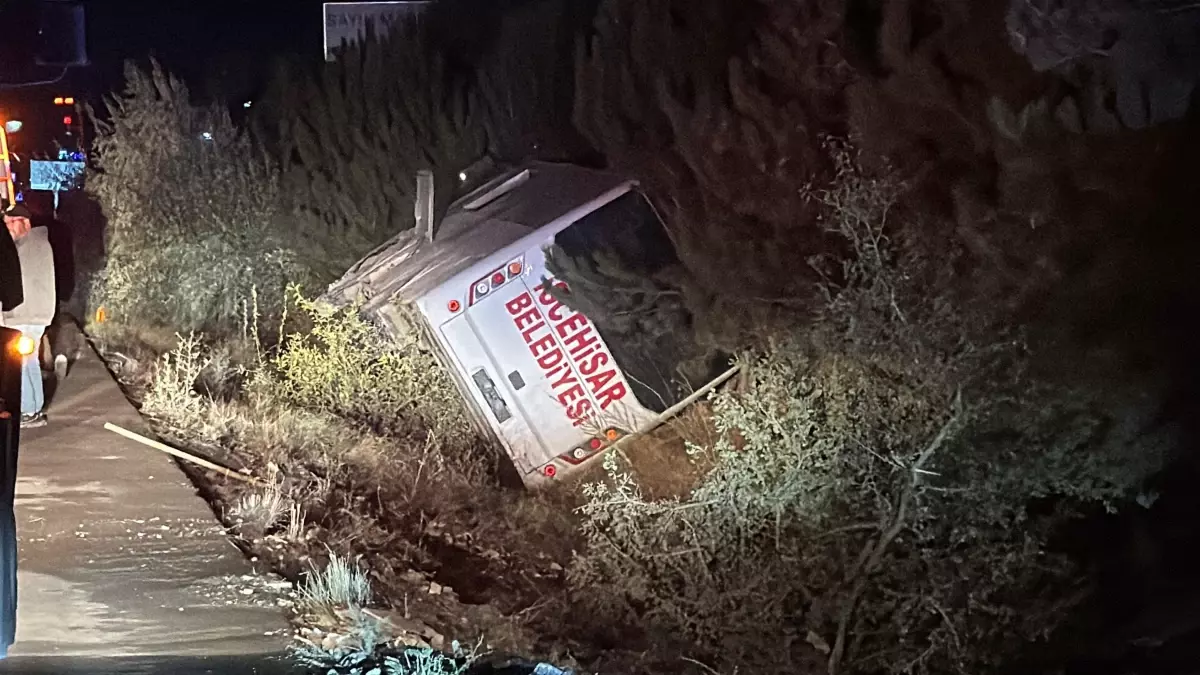 Afyonkarahisar'da Midibüs Devrildi: 12 Yaralı