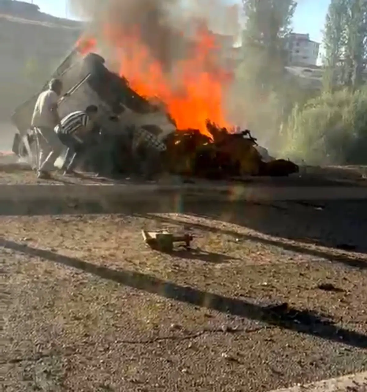 Malatya'da Tır ve Yolcu Otobüsü Çarpıştı, Sürücü Alevlerin Arasından Kurtarıldı