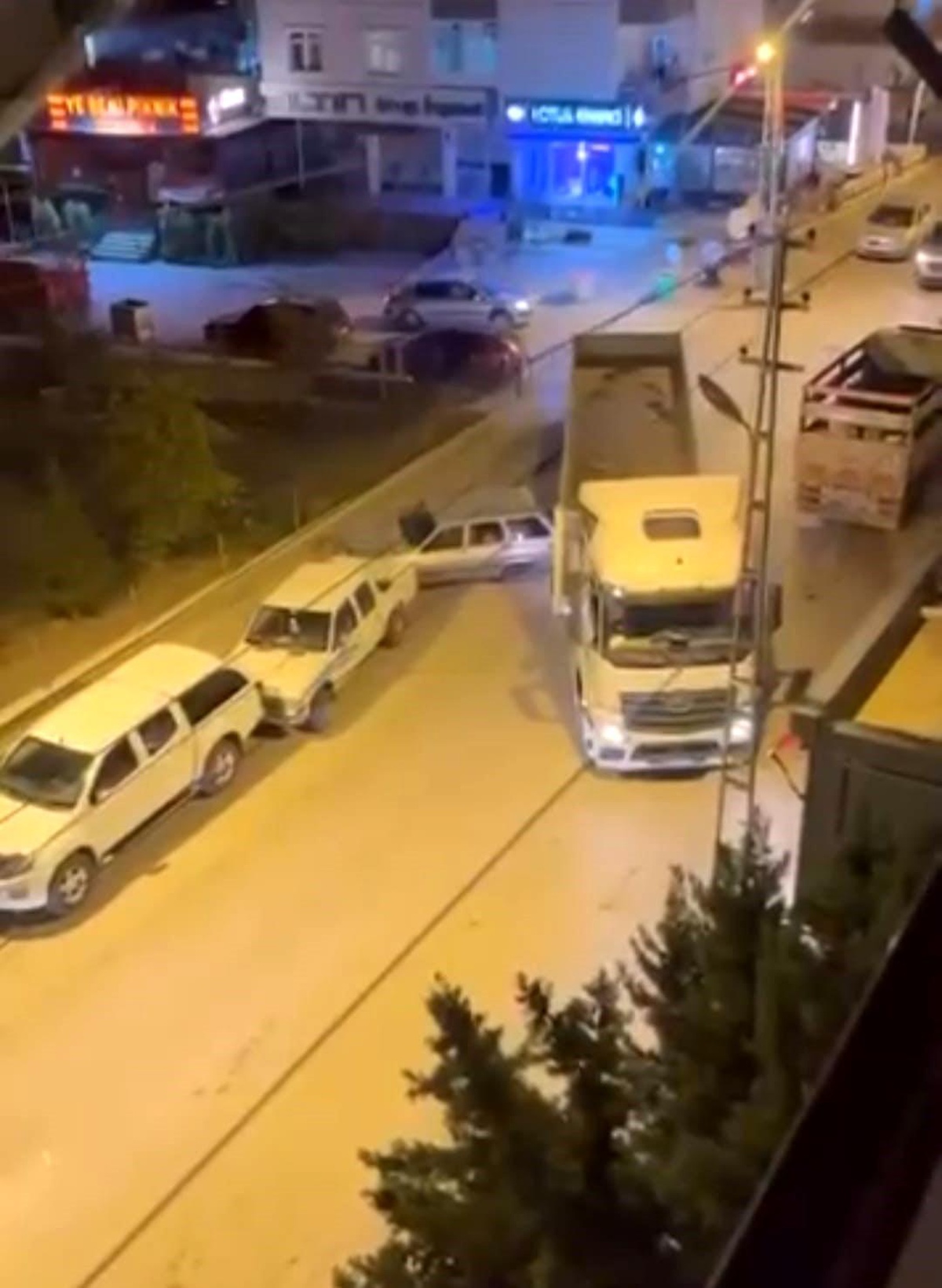 Ankara'da Park Halindeki Araca Çarpan Tır Sürücüsü Kaçtı