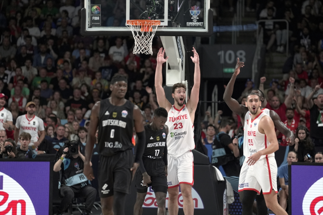 You need to see the headlines: The European press is talking about the 12 Giant Men