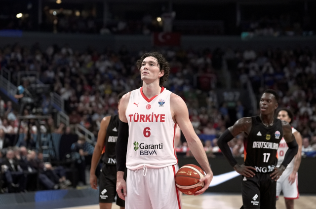 You need to see the headlines: The European press is talking about the 12 Giant Men
