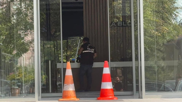 He shot his wife, who is in the process of divorce, in the leg and fled