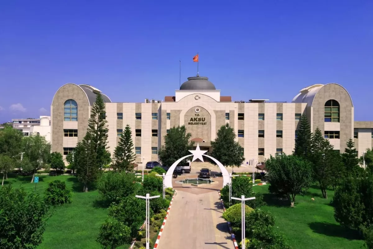 CHP'li Aksu Belediyesi'nde üç başkan yardımcısı istifa etti