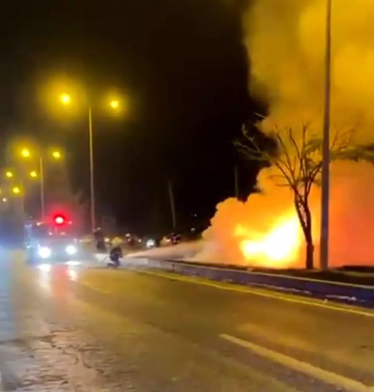Diyarbakır'da Seyir Halindeki Otomobil Alev Alev Yandı