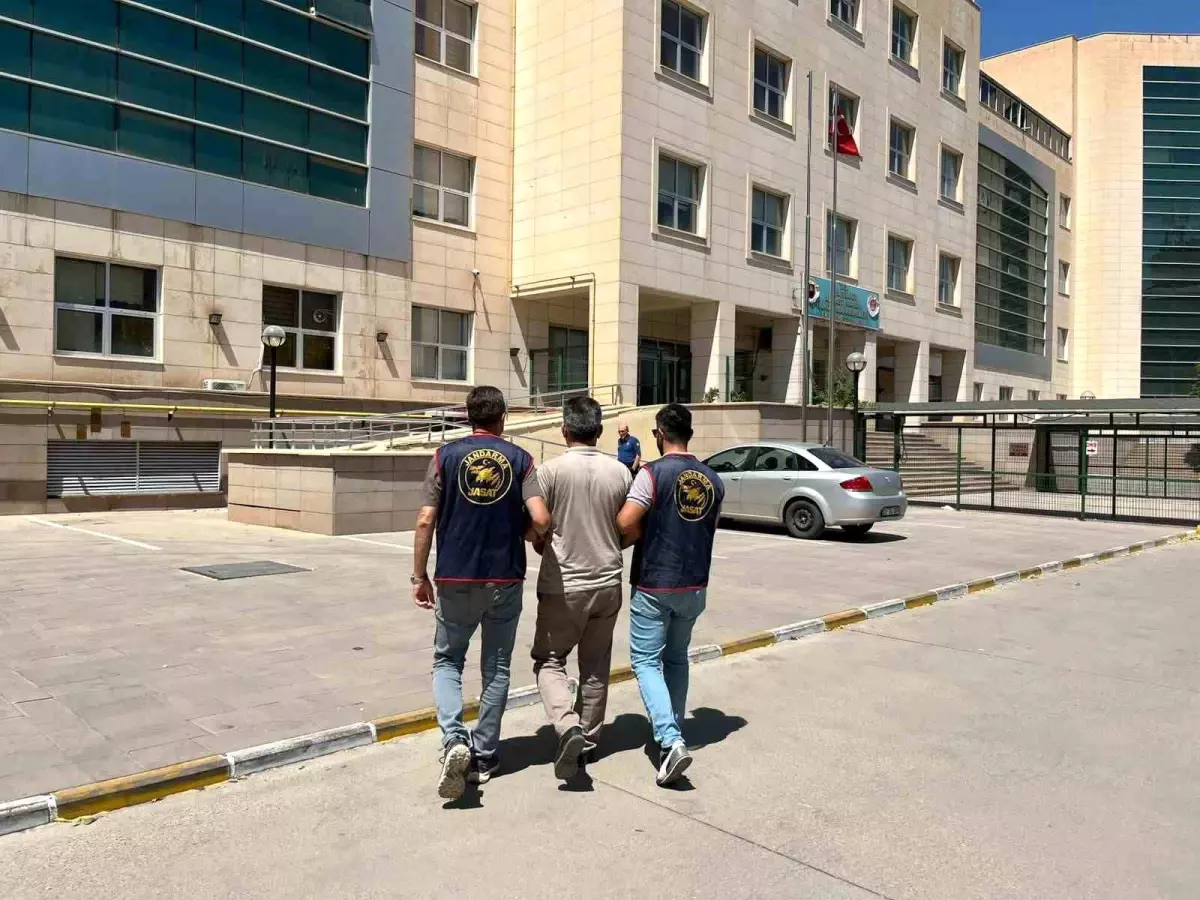 Diyarbakır'da Yasadışı Faaliyetlerden Aranan 52 Kişi Yakalandı