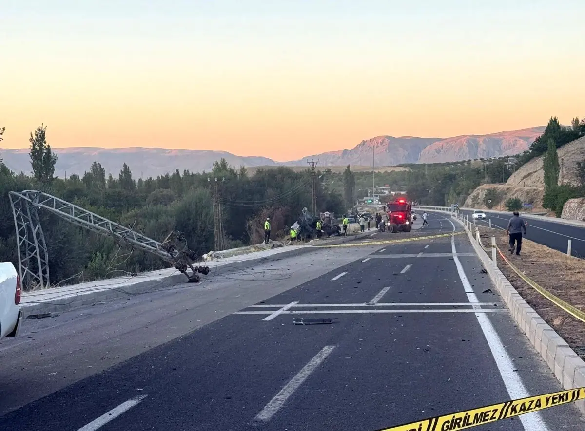 Malatya'da Freni Boşalan Tır, Yolcu Otobüsüne Çarptı