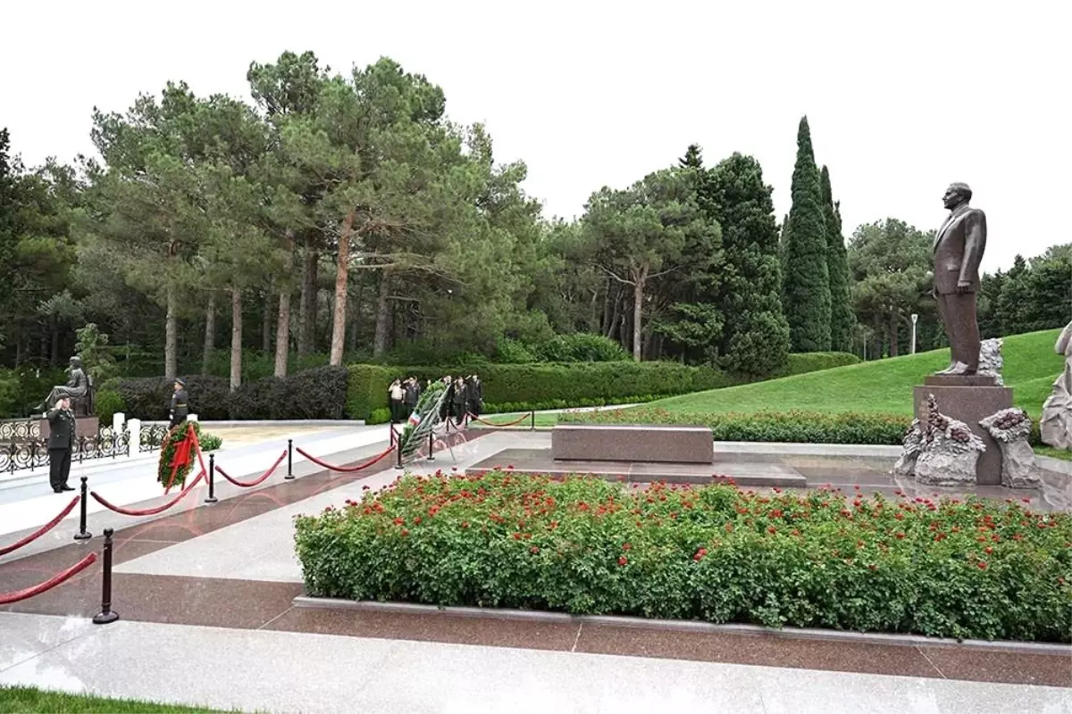 Bayraktaroğlu Bakü'de Azerbaycan Yetkilileriyle Görüştü