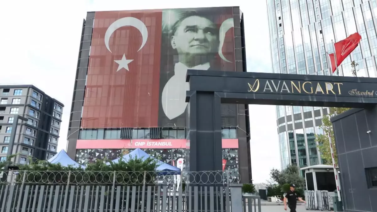 Gürsel Tekin, CHP'nin Eski İl Başkanlığı Binasında Toplantı Yapıyor