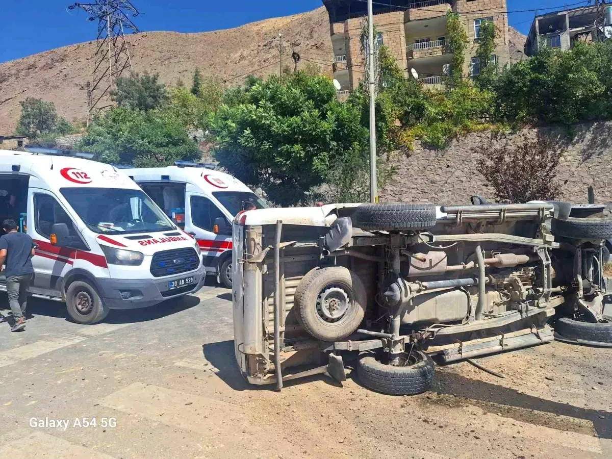 Hakkari'de Kontrolden Çıkan Kamyonet Yan Yattı: 1 Yaralı