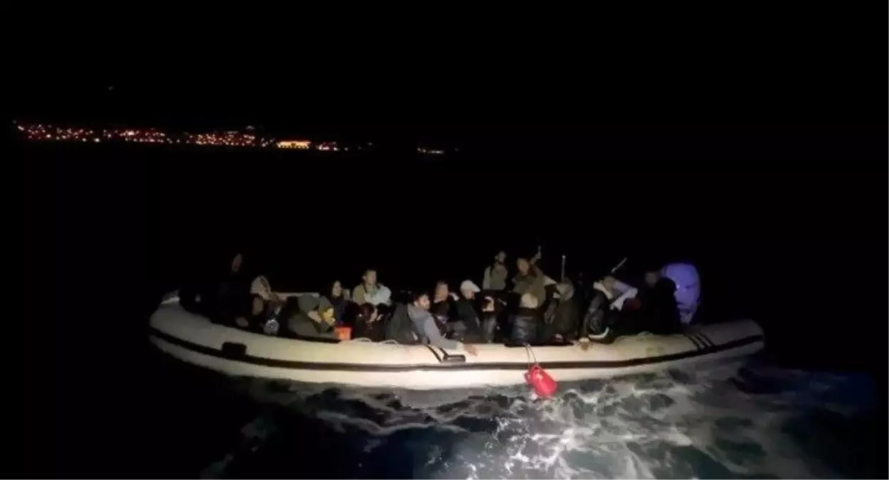 Karaburun açıklarında 33 düzensiz göçmen kurtarıldı