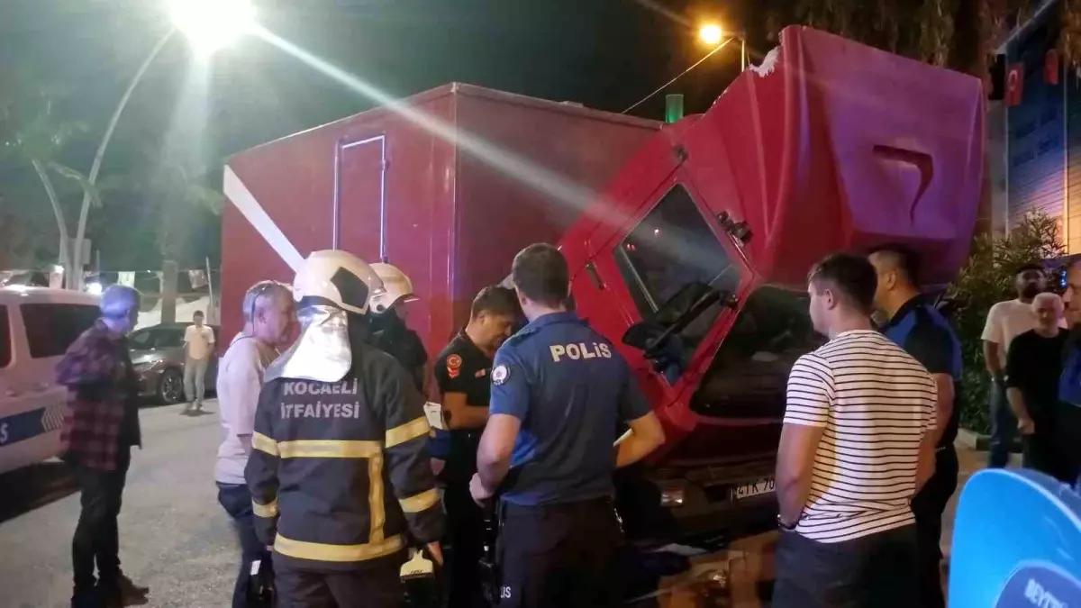Karamürsel'de Park Halindeki Kamyonette Yangın Tehlikesi