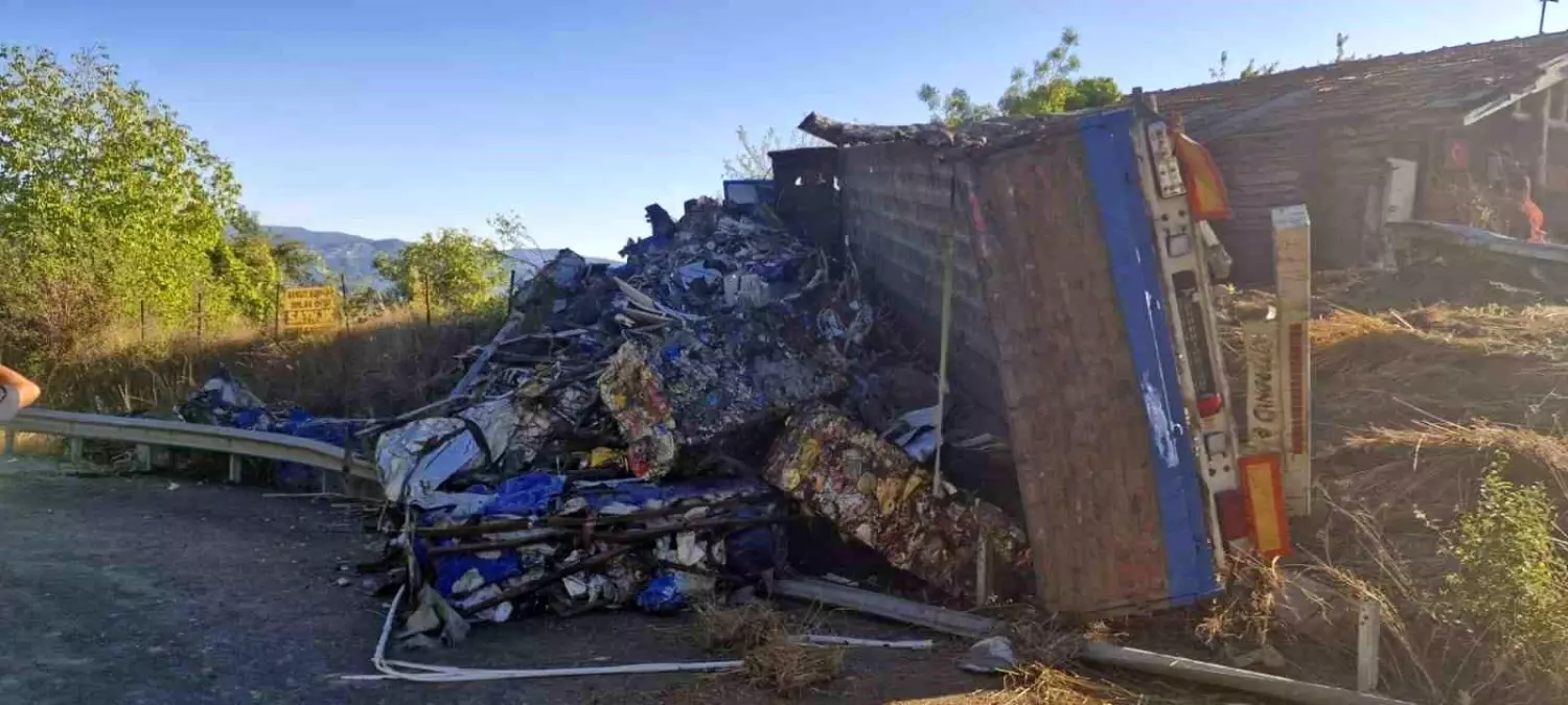 Karabük'te Hurda Yüklü Tır Devrlendi: 1 Yaralı