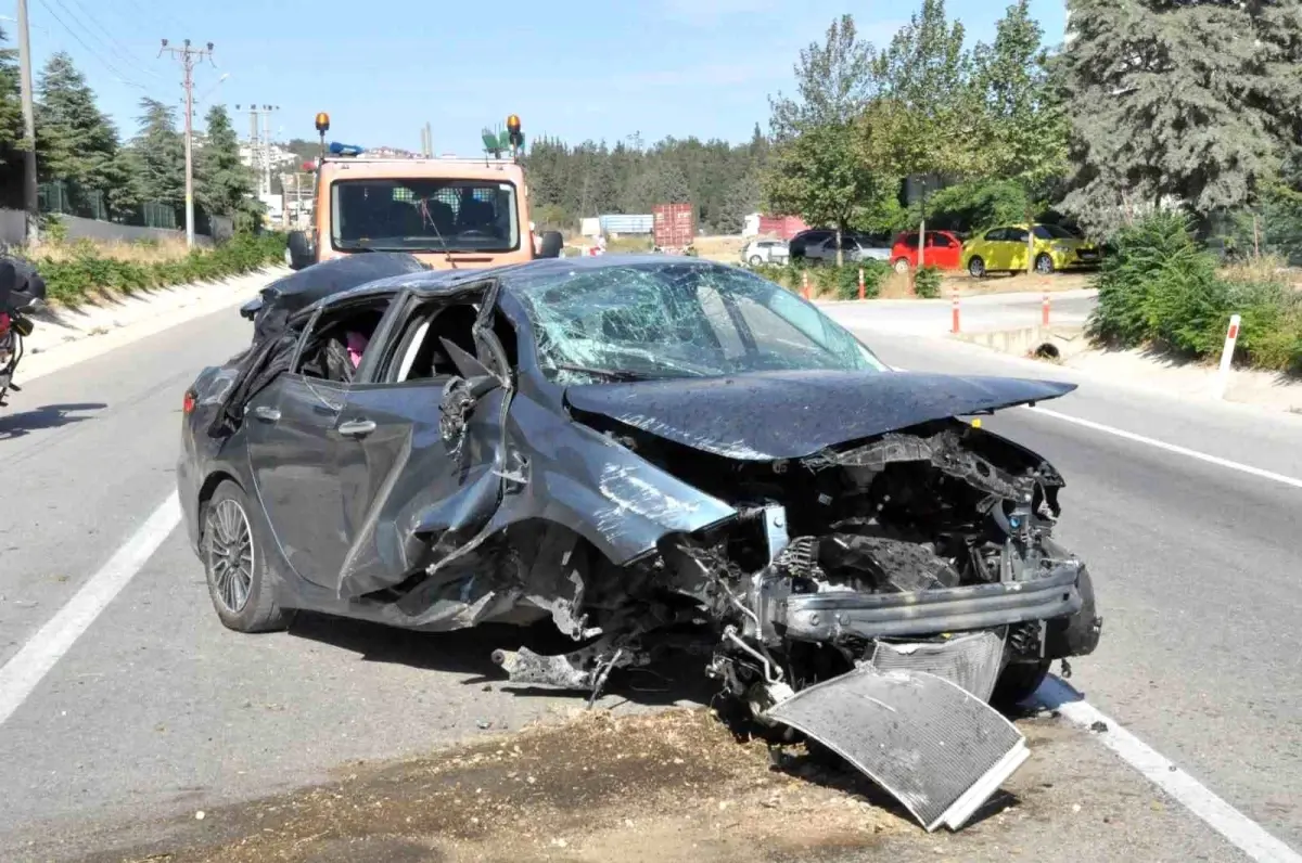 Edirne'de Trafik Kazası: Otomobil Su Kanalındaki Yükseklikle Çarpıştı