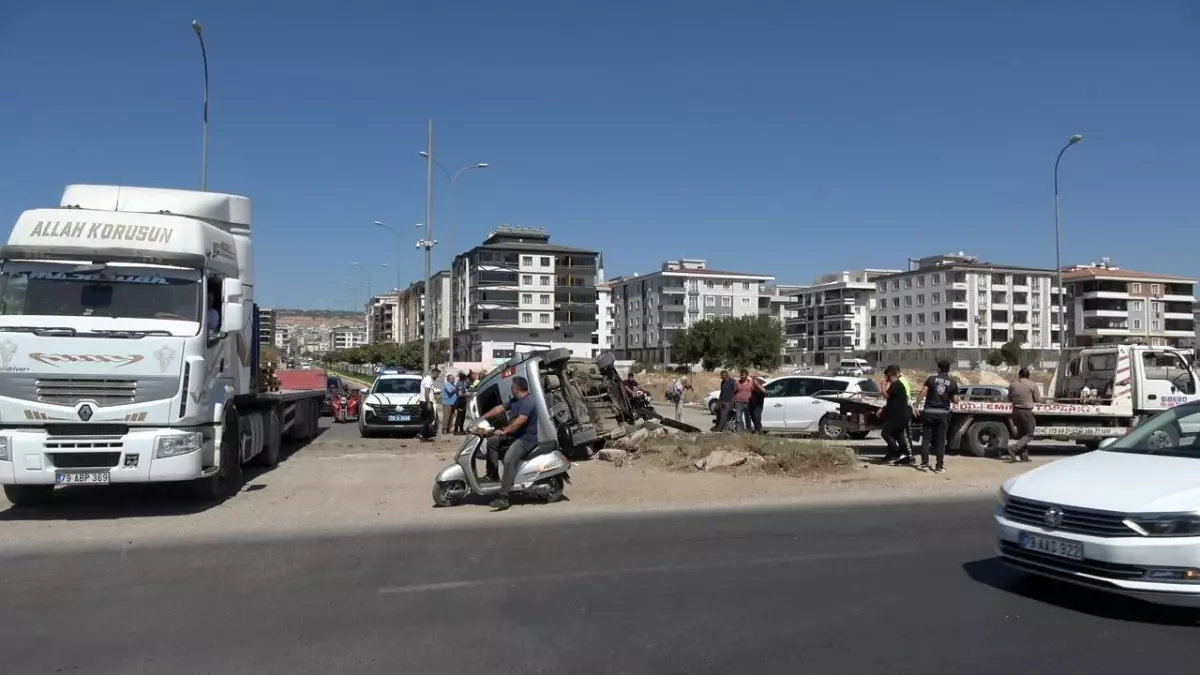 Kilis'te Otomobil ve Hafif Ticari Araç Çarpıştı: 3 Yaralı