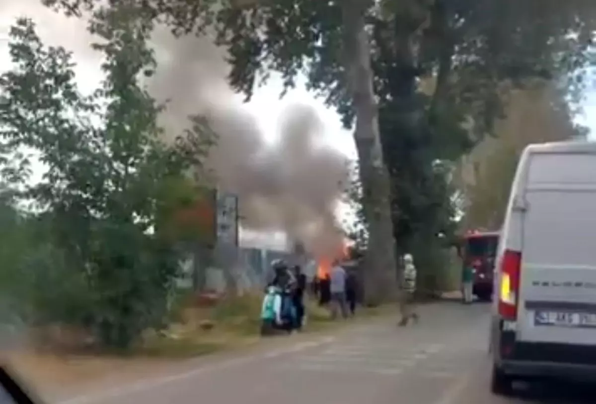 Kocaeli'de Hurdalıkta Çıkan Yangın Kontrol Altına Alındı