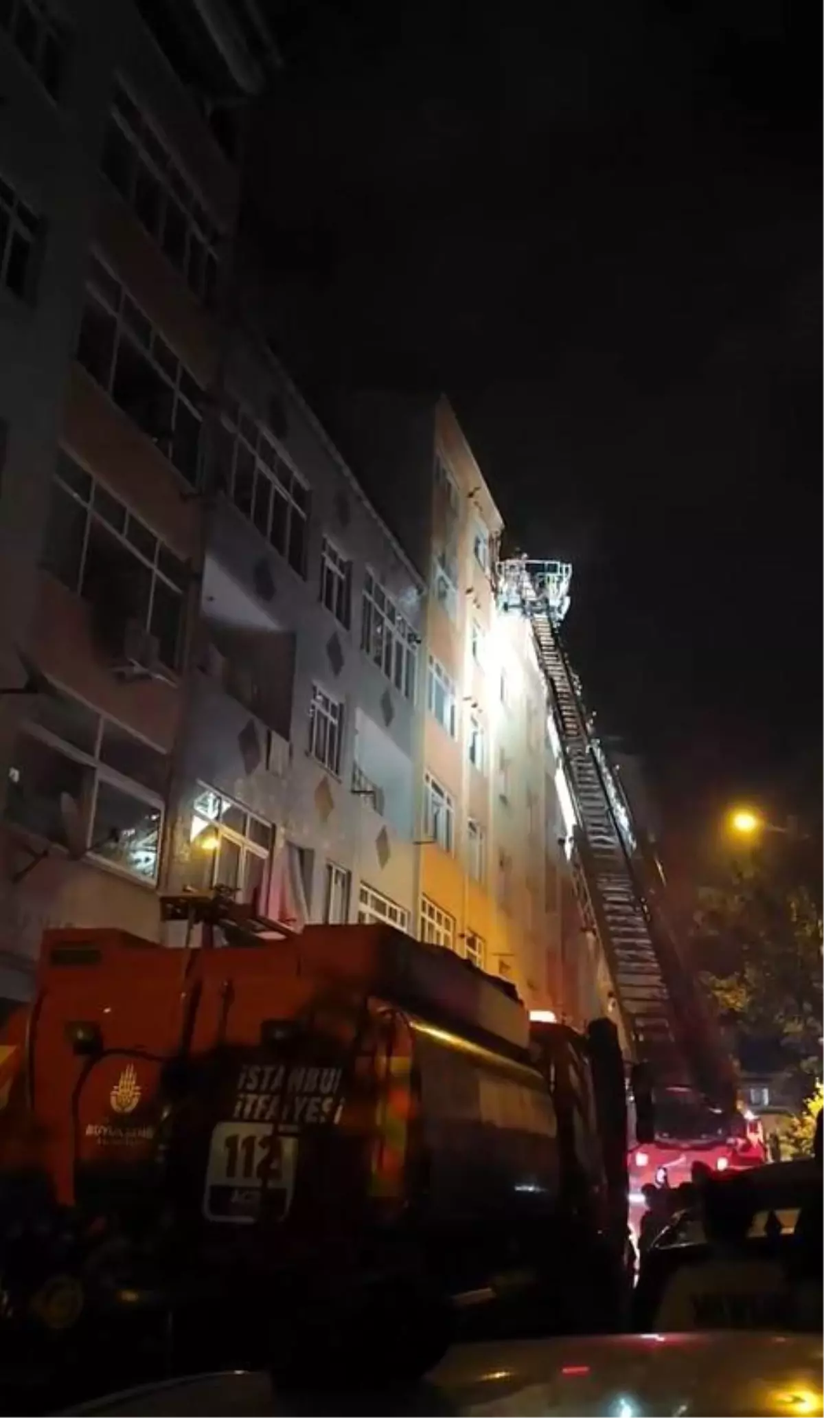 Küçükçekmece'deki Yangında 12 Kişi Kurtarıldı