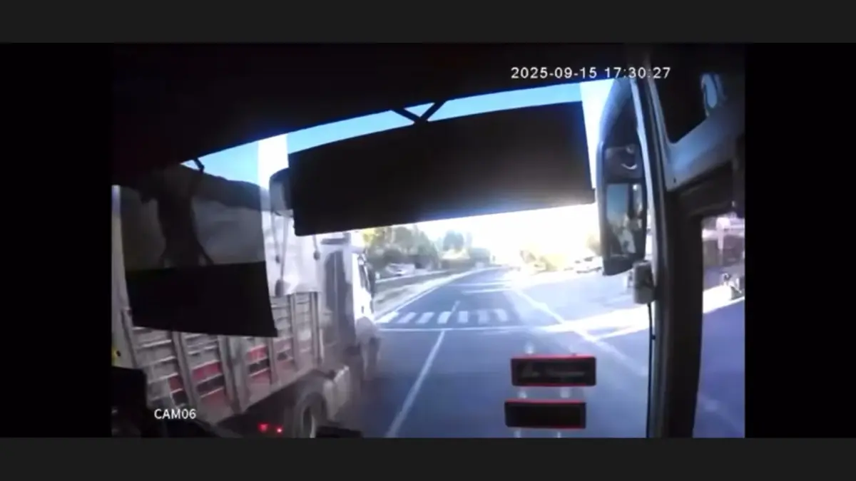 TIR Otobüse Çarptı, Kaza Kamerada