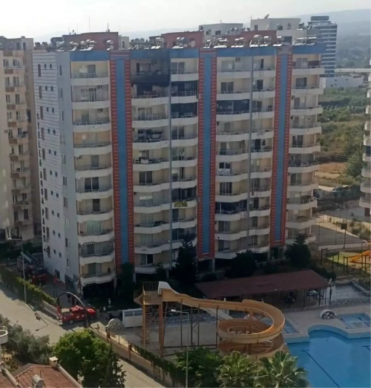Mersin'de Tatil Sitesinde Yangın: İtfaiye Ekipleri Müdahale Etti
