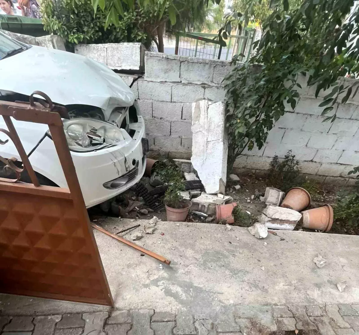 Tekirdağ'da Otomobil Ev Bahçe Duvarına Çarptı
