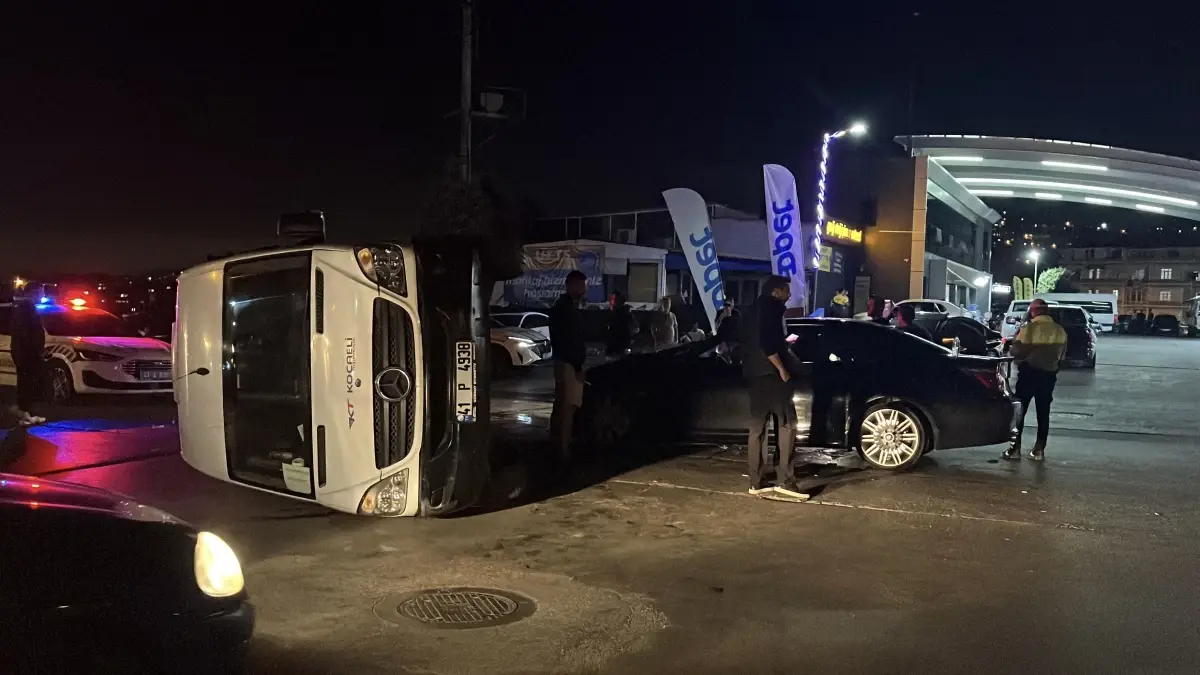 Otomobil ile Çarpışan Servis Minibüsü Devrildi: Bir Yaralı