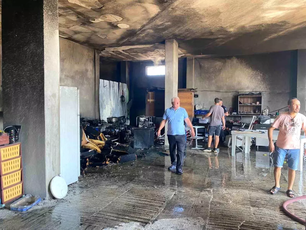 Antalya'da Depo Yangını Kısa Sürede Kontrol Altına Alındı