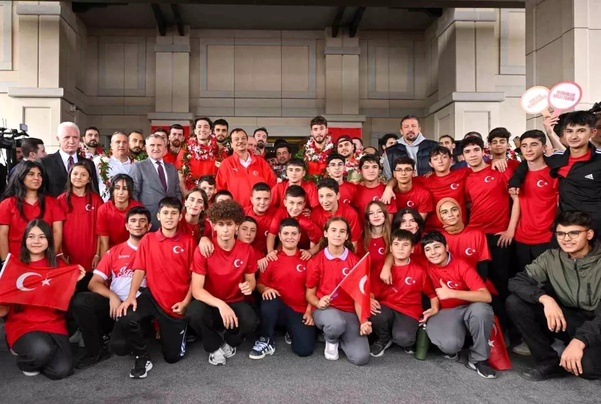 A Milli Basketbol Takımı Gümüş Madalya ile Döndü