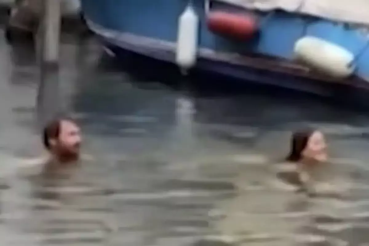 Yasağa rağmen suya atlayan turist çift, şehirden kovuldu