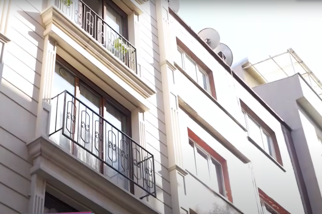 Master actor Settar Tanrıöğen lives in a two-room, one-living room apartment with his cat