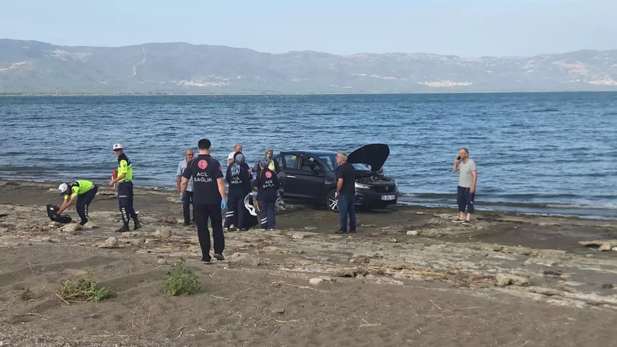 Akaryakıt Nedeniyle Göl'e Düşen Otomobilde Sürücü Hafif Yaralandı