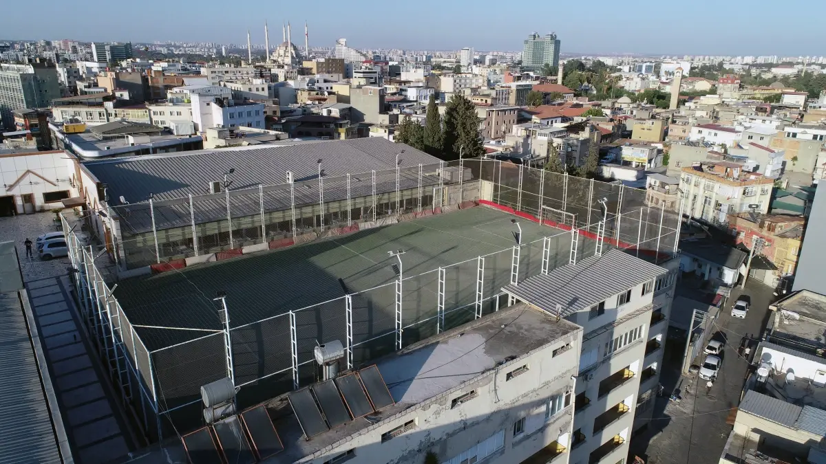 Adana'nın Çatısında Futbol Keyfi: Eşsiz Manzarada Yeşil Sahalar