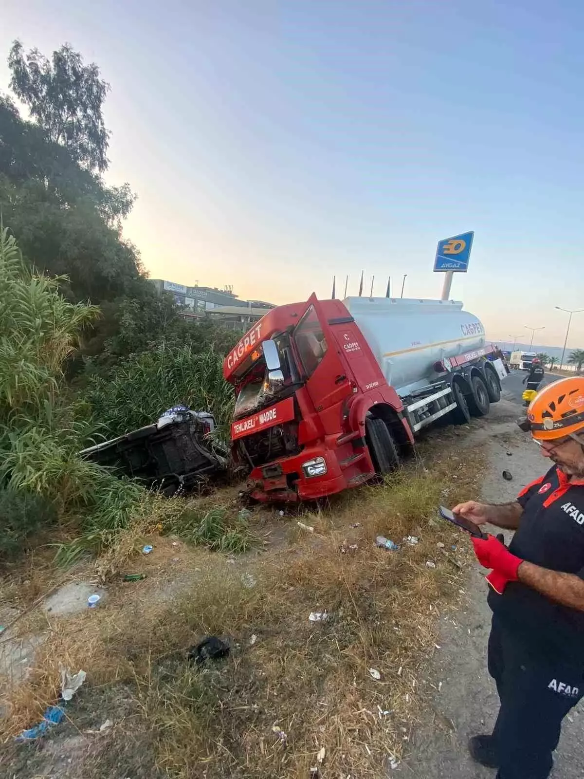 Aydın'da Akaryakıt Tankeri ile Minibüs Çarpıştı: 4 Yaralı