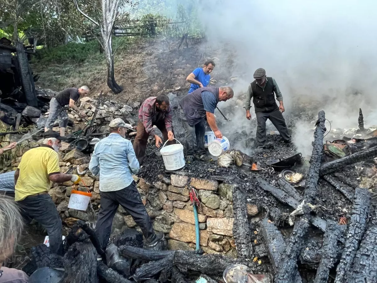 Artvin'de 3 Katlı Evde Yangın: Ekiplerin Müdahalesiyle Söndürüldü