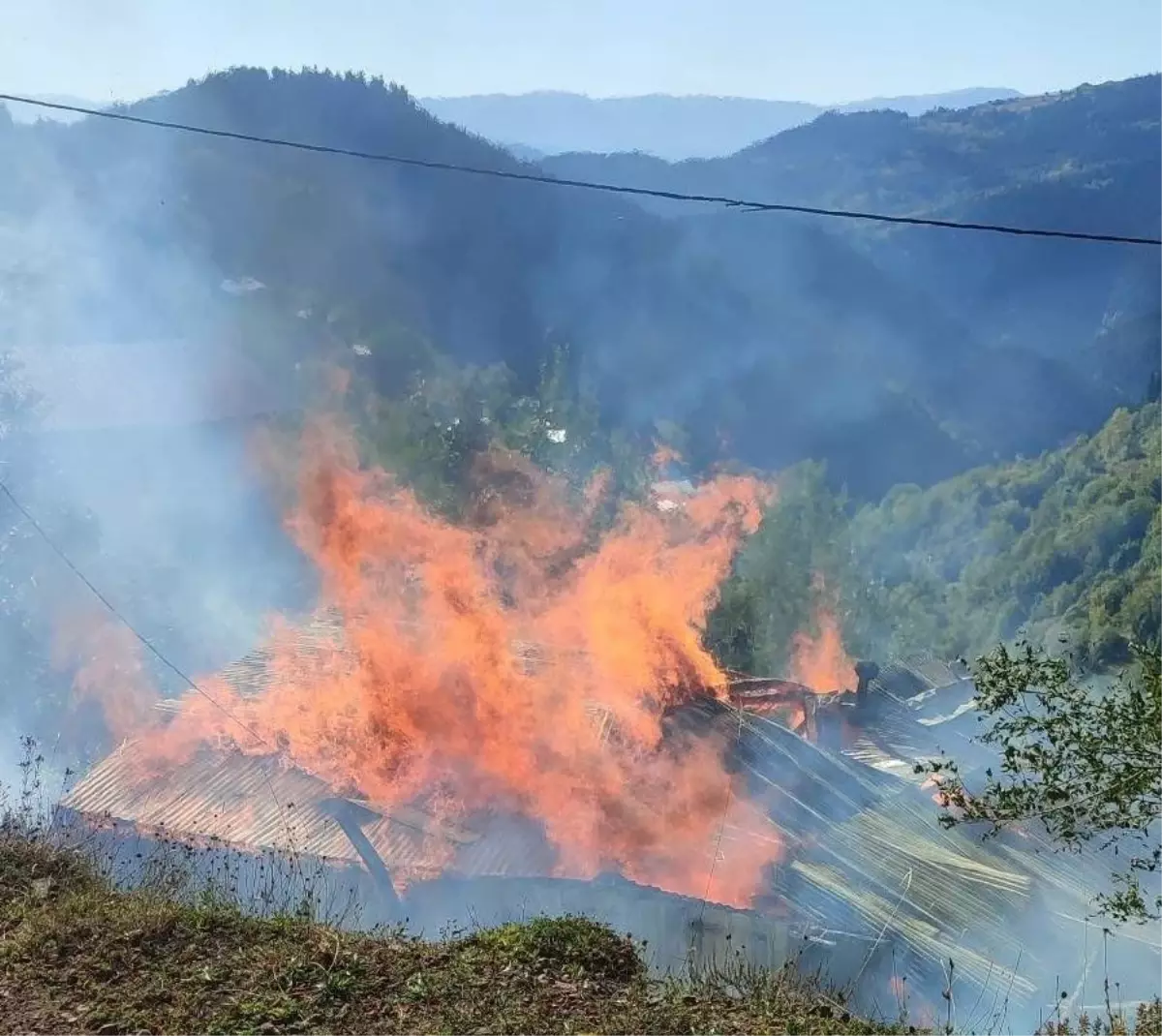 Artvin'de Tek Katlı Evde Yangın Çıktı