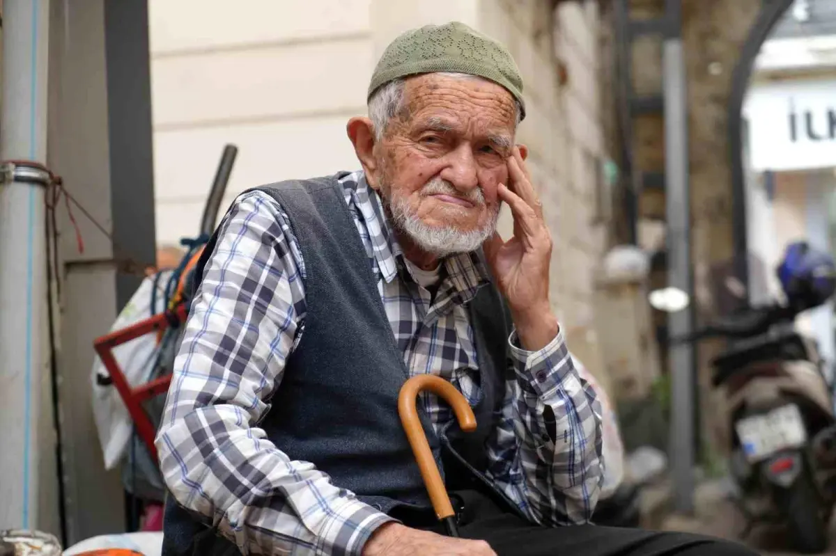 96 Yaşındaki Şemsiye Tamircisi, Çalışmaya Doymuyor