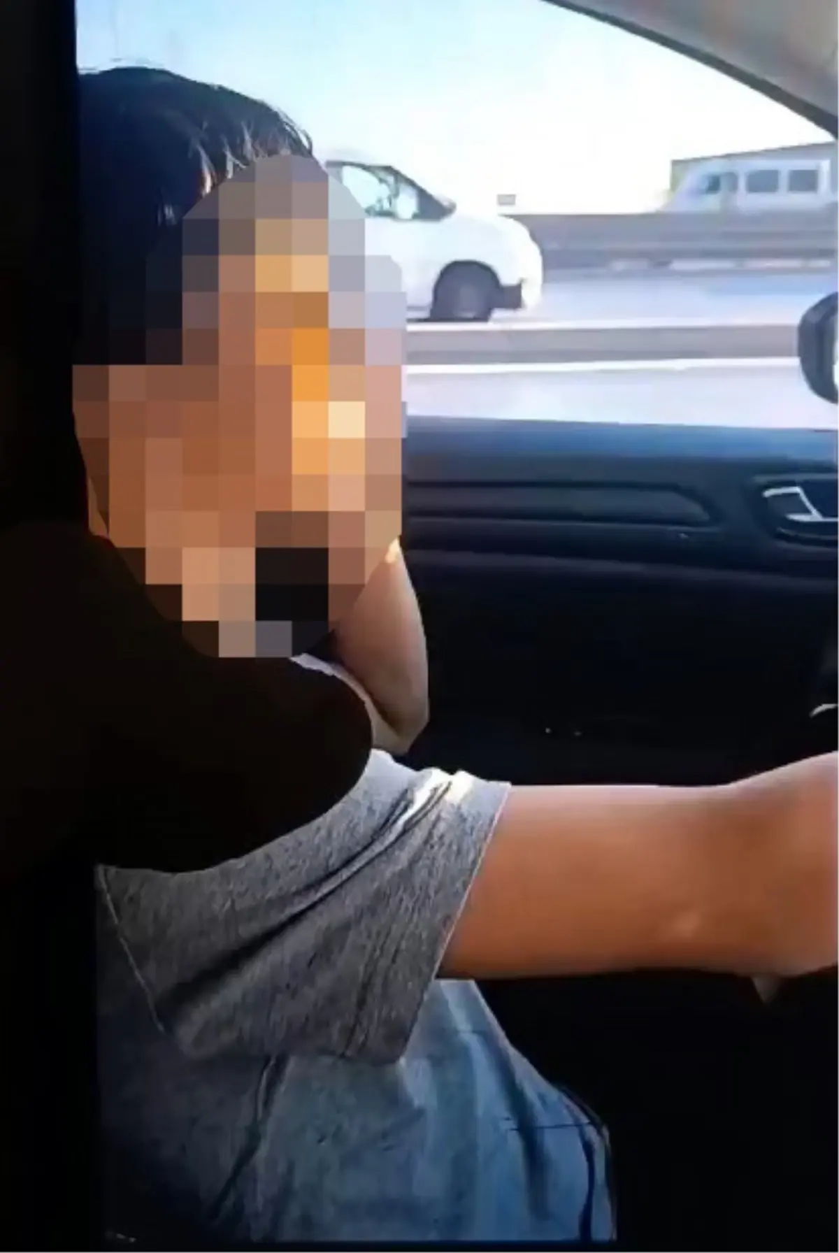 18 Yaşından Küçük Çocuğun Otomobil Kullandığı Görüntüler Sosyal Medyada Yayılınca Polis Hareket Geçti