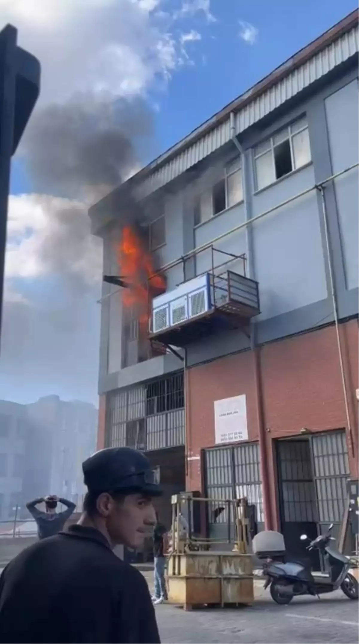 Başakşehir'de sanayi sitesinde yangın -1