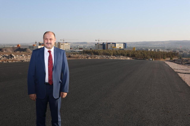 Başkan Gülpınar, Şanlıurfa Şehir Hastanesi Yolunda Direksiyona Geçti ve Kaliteyi Test Etti Başkan Gülpınar, Şanlıurfa Şehir Hastanesi Yolunda Direksiyona Geçti ve Kaliteyi Test Etti