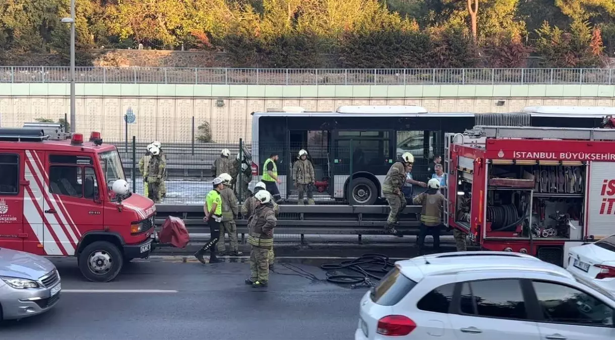 Bayrampaşa-Maltepe Metrobüs Durağı'nda Yangın Paniği