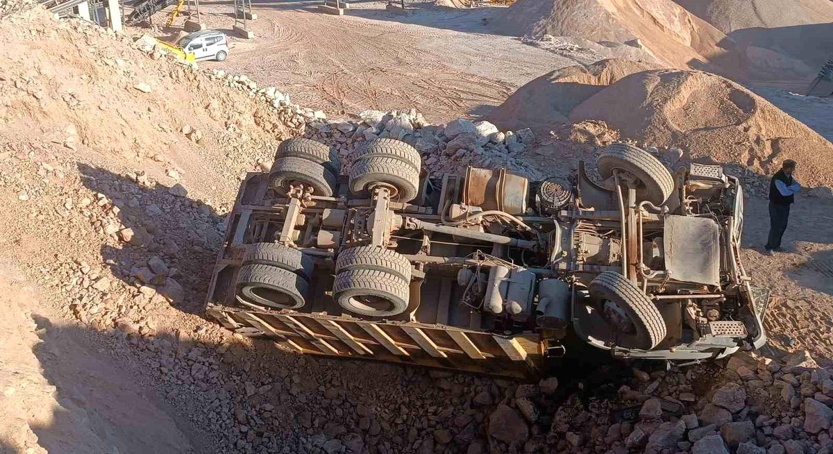 Bursa'da Hafriyat Yüklü Kamyon Devrildi: Sürücü Yaralandı