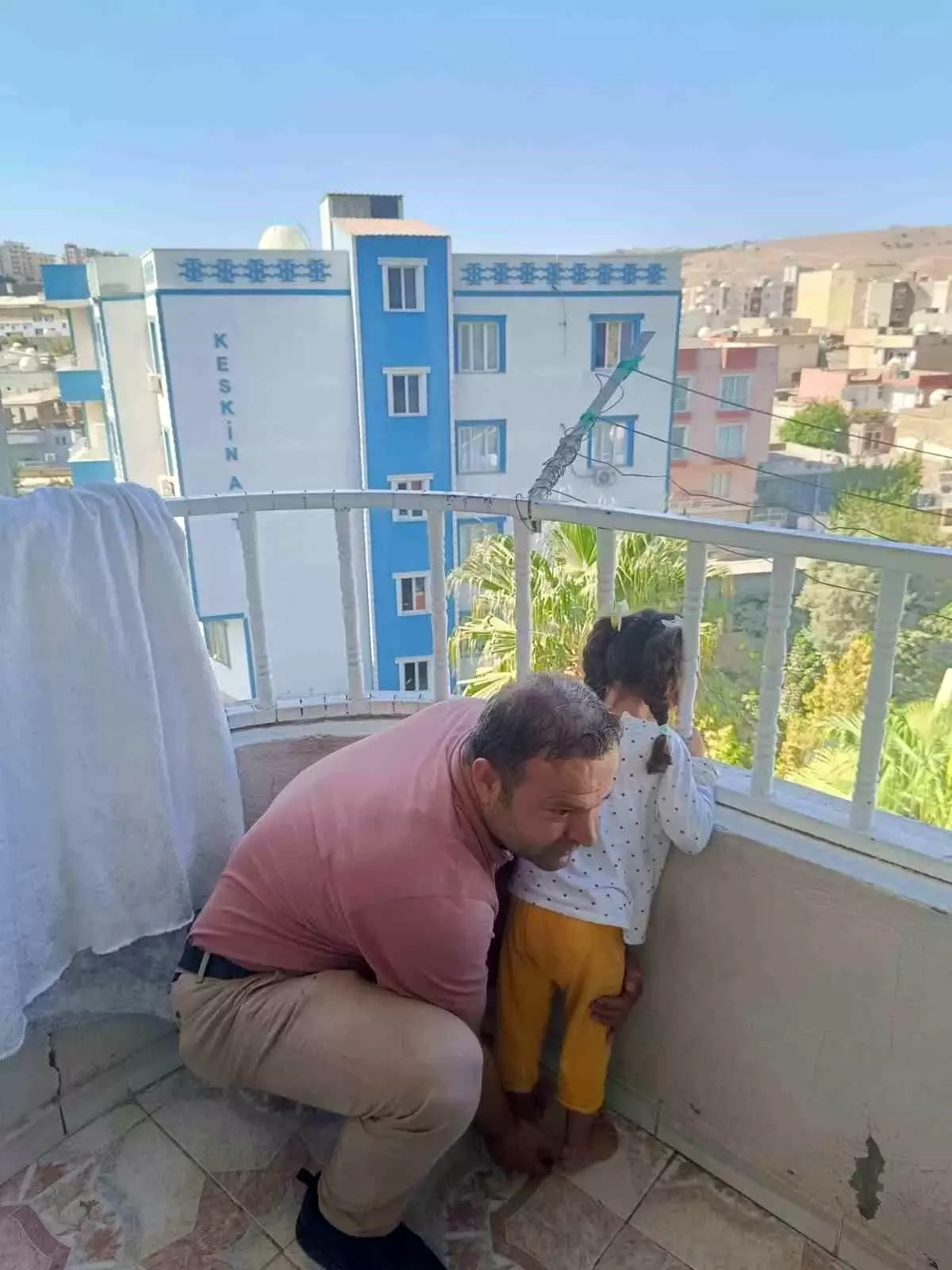 Cizre'de Kafası Demir Korkuluğa Sıkışan Çocuk Kurtarıldı