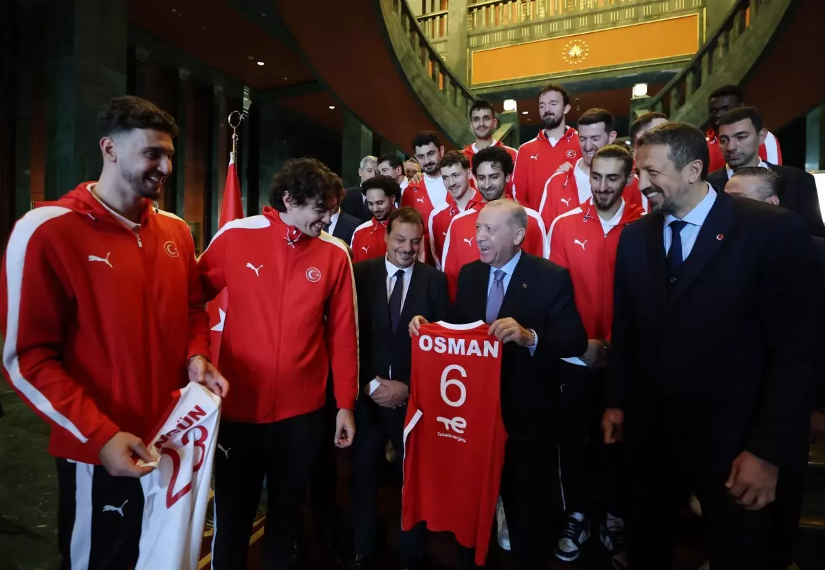 Cumhurbaşkanı Erdoğan, A Milli Erkek Basketbol Takımı'nı Kabul Etti