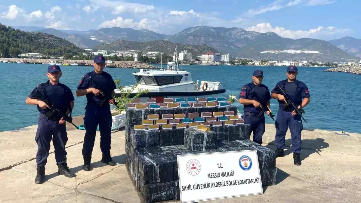 Mersin'de Denizde Şüpheli Kutulardan 28 Bin 500 Paket Isıtmalı Tütün Çubuğu Çıktı