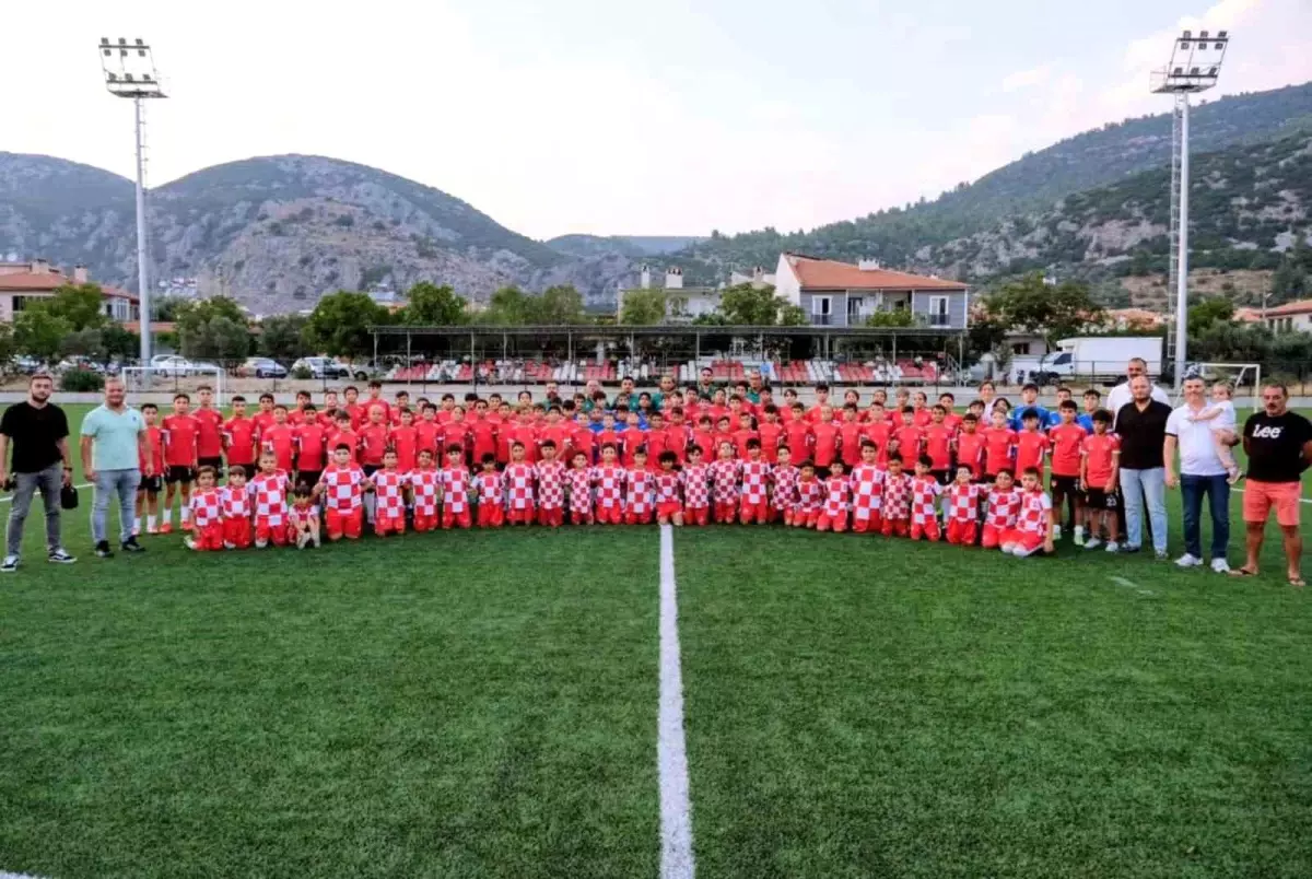 Düğerek Mahallesi'nden Düğerek Güneşspor'a Örnek Dayanışma