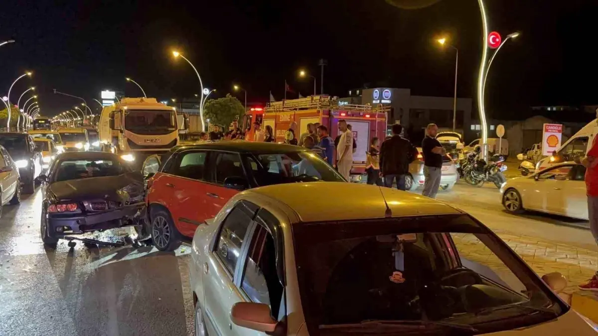 Edirne'de Zincirleme Trafik Kazası: 1 Yaralı, 1 Sürücü Kaçtı