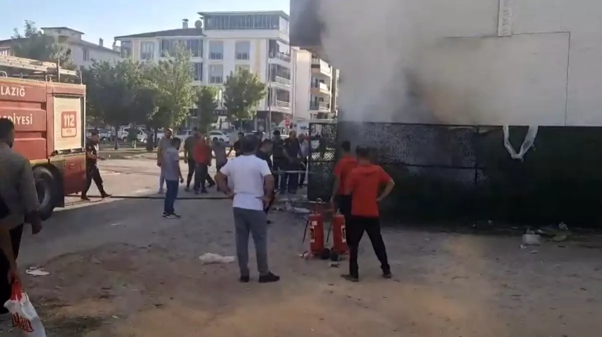 Elazığ'da Market Deposunda Yangın Çıktı