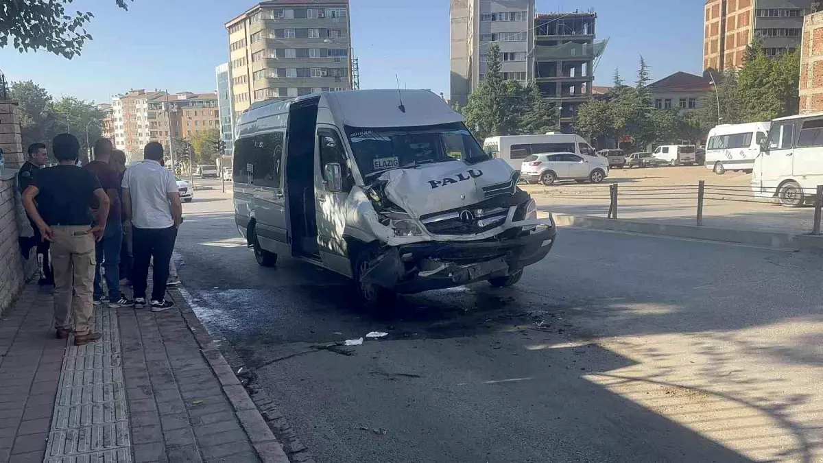 Elazığ'da Minibüs Şehir İçi Otobüse Çarptı: 8 Yaralı