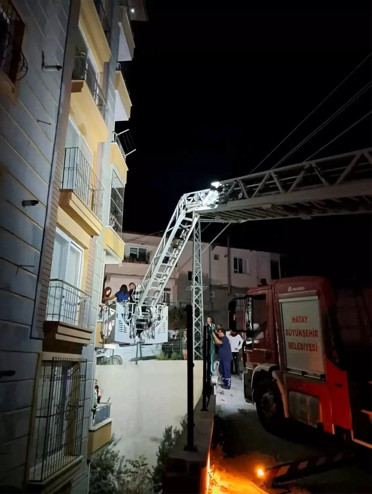 Hatay'da Elektrik Panosundan Çıkan Yangın: 50 Vatandaş Kurtarıldı