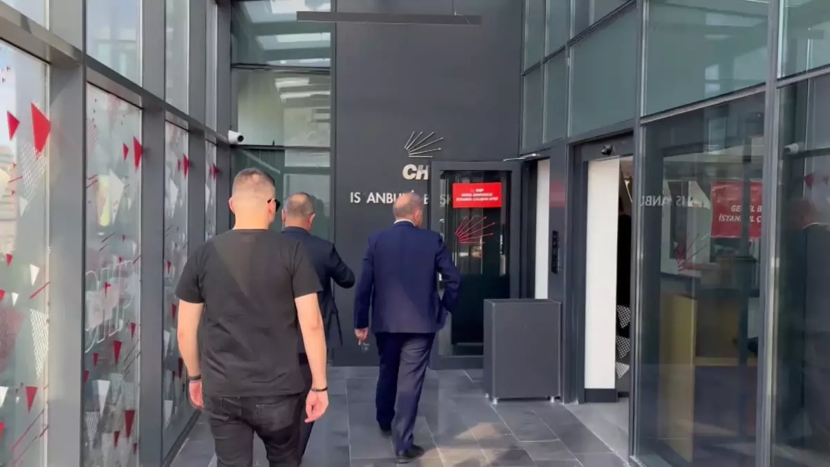 Gürsel Tekin, CHP'nin Sarıyer'deki Eski İl Başkanlığı Binasına Geldi
